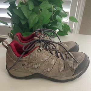 Women’s Columbia Hiking Boots 9